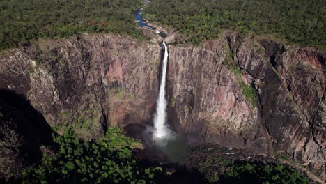 Aufschlussreiche-Drohnenaufnahme-Der-Wallamans-Falls,-Dem-Höchsten-Wasserfall-In-Queensland,-Australien