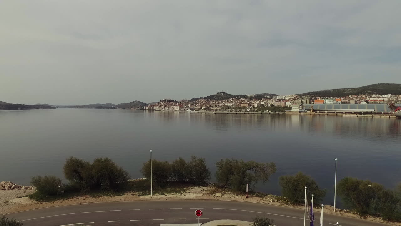 내부에서 방, 시베니크까지 드론을 이용한 실내 실외 비행