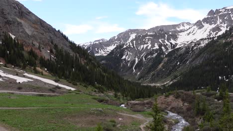 Schneebedeckte-Berggipfel-In-Colorado