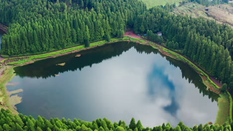 Vista-Aérea-Por-Drones-De-Lagos-Volcánicos-En-Sao-Miguel,-Islas-Azores---Portugal