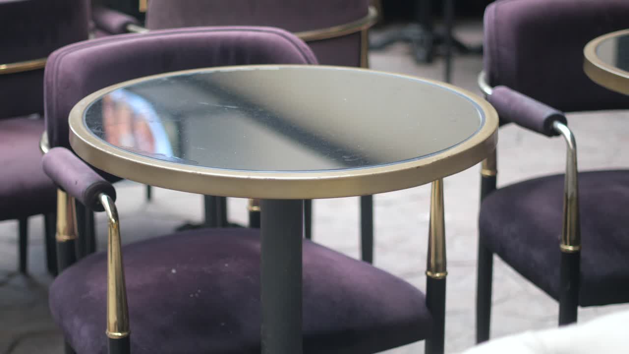 빈 카페 테이블과 의자