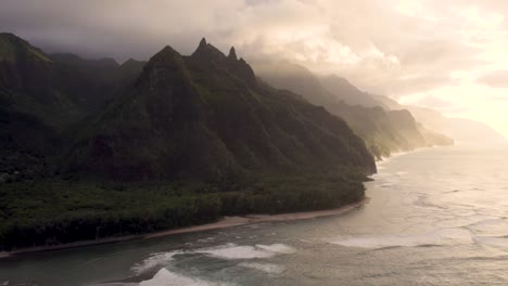 imágenes dramáticas que revelan el famoso parque haena en la costa de napali durante la puesta de sol