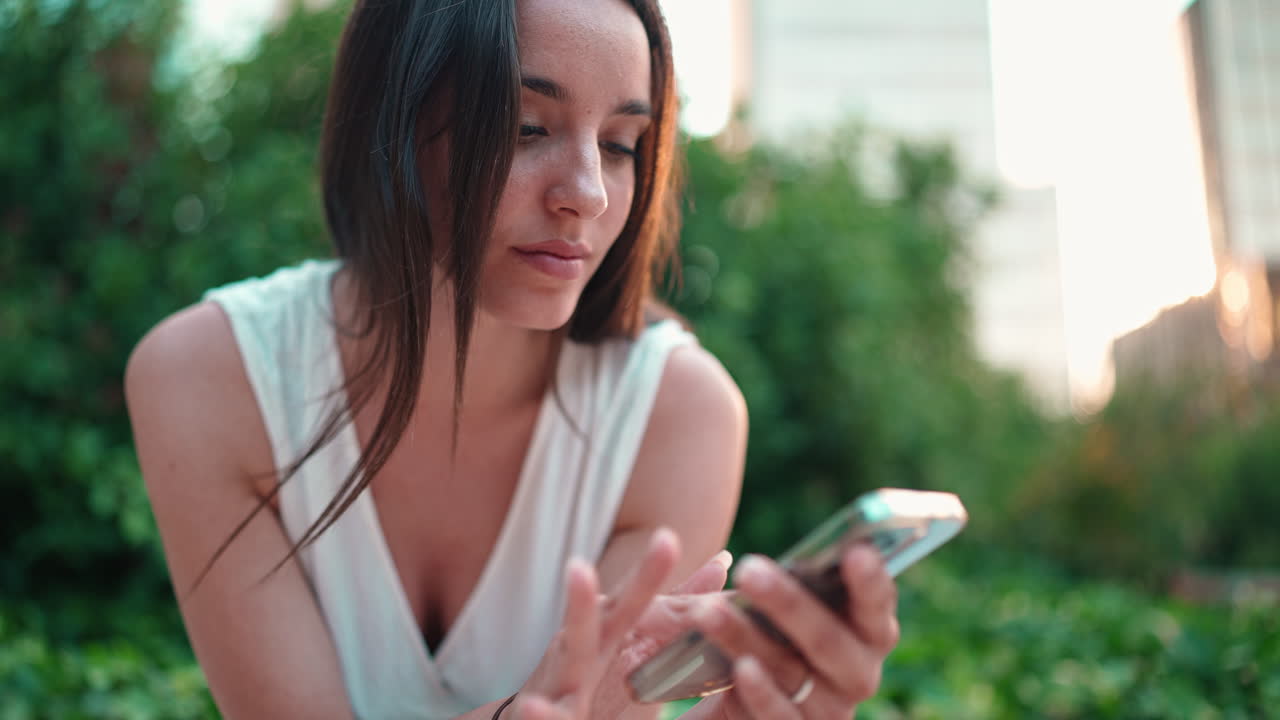 Donna che usa uno smartphone all'aperto in un ambiente urbano