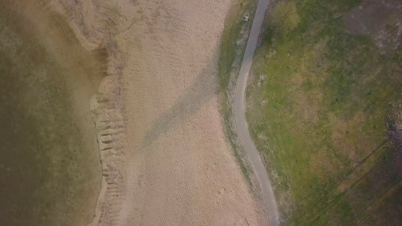 volar sobre las imágenes del dron del camino
