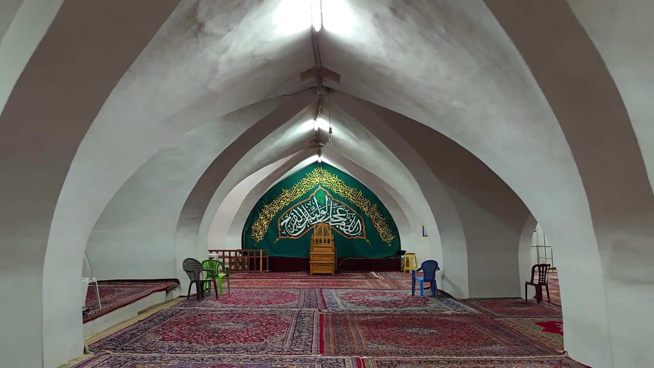 Innvendig utsikt av en tradisjonell moské med buet arkitektur