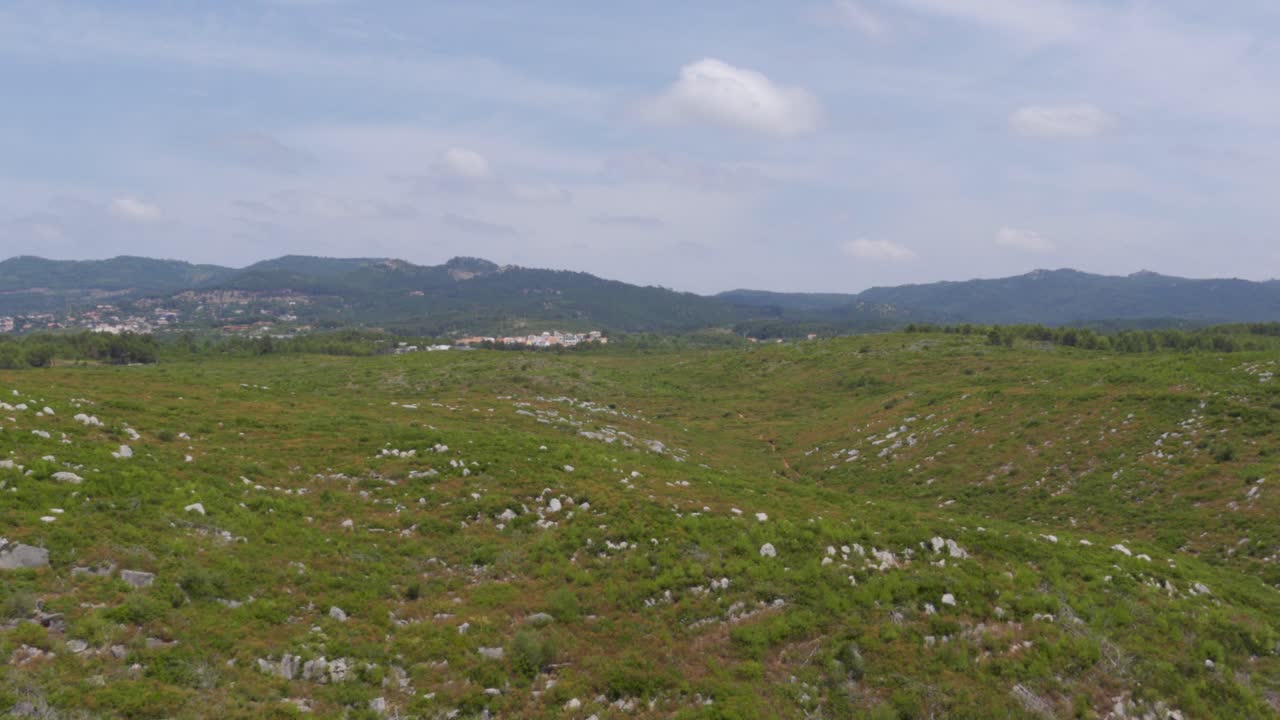 ribeira das vinhas에 있는 sintra-cascais 자연 공원의 화창한 날 전망