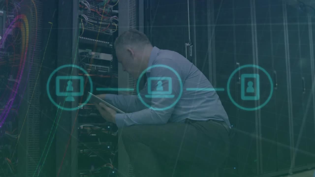 animación de escaneo de alcance e iconos digitales sobre el servidor de computadora de verificación de hombre