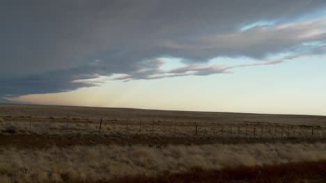 Nubes-Oscuras-Se-Mueven-Sobre-El-Paisaje-En-Este-Lapso-De-Tiempo-Tomado-Desde-La-Patagonia-Argentina