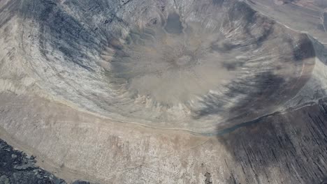 Vista-Aérea-De-Un-Gran-Cráter-De-Volcán-En-La-Isla-Seca-De-Lanzarote-En-El-Océano-Atlántico,-Clima-Hermoso