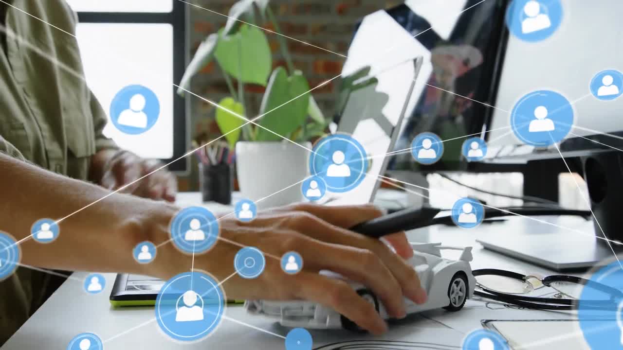 그래픽 태블릿을 사용하여 자동차 모델을 가진 여성의 중간 섹션에 대한 프로필 아이콘 네트워크의 애니메이션