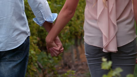 pareja de manos en cámara lenta