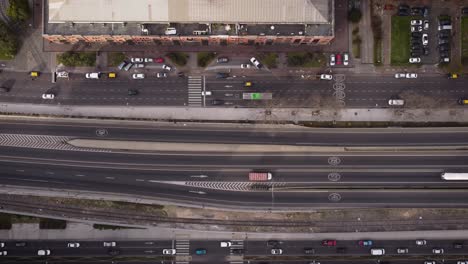 toma aérea de arriba hacia abajo del tráfico de la autopista paseo del bajo en buenos aires