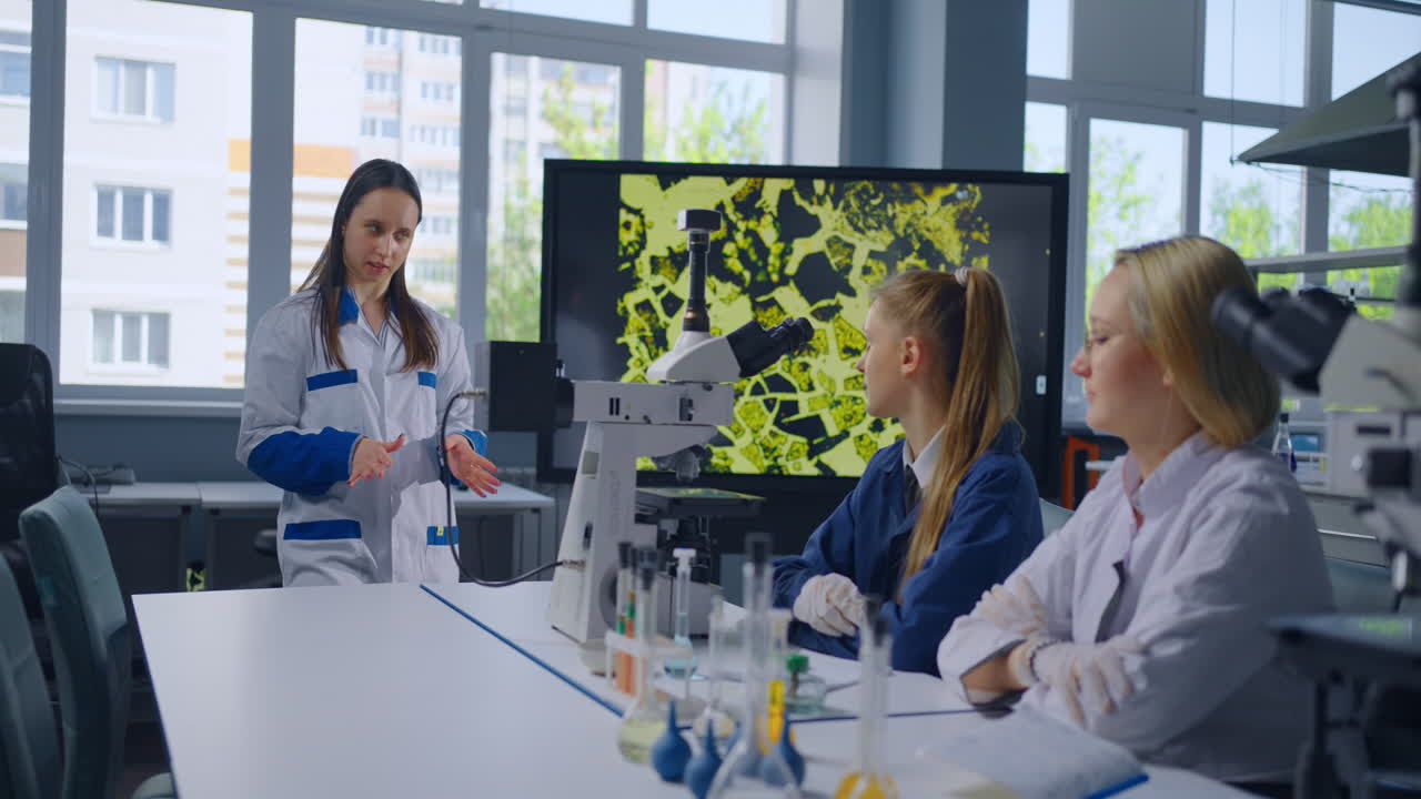 estudiantes de ciencias en un laboratorio