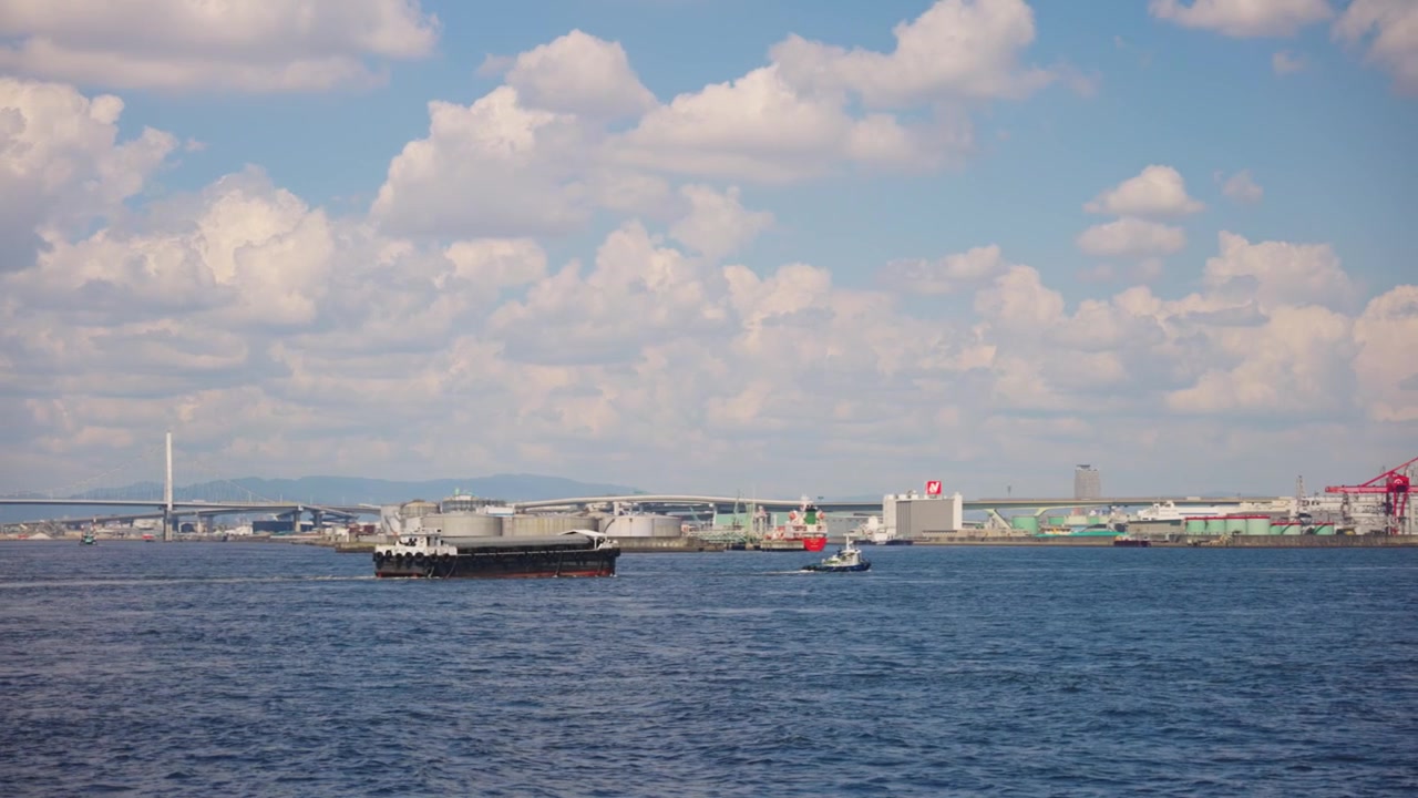日本の関西地方にある大阪湾、湾と都市のパンニングによる全景ショット。