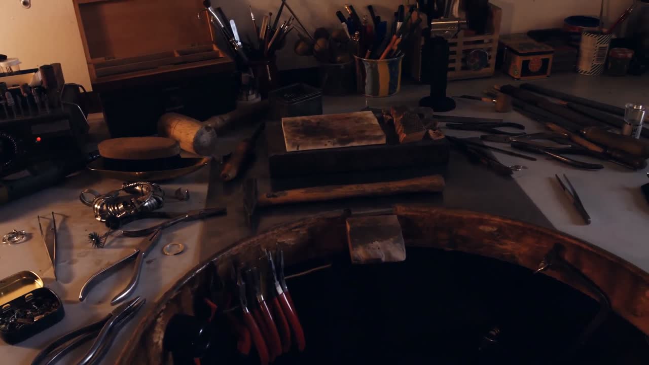 herramientas de trabajo de orfebrería en el banco de trabajo