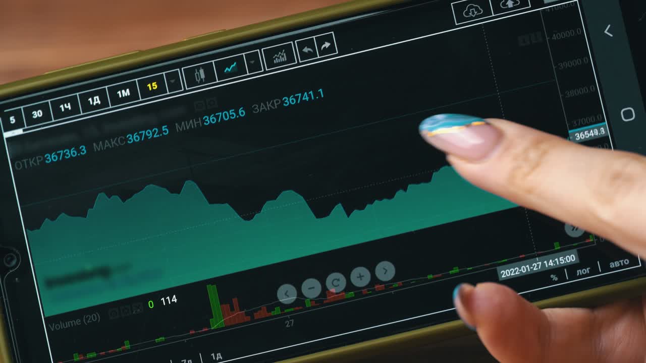 bolsa de valores, comercio en línea, comerciante chica trabajando con un teléfono inteligente en el piso de negociación del mercado de valores