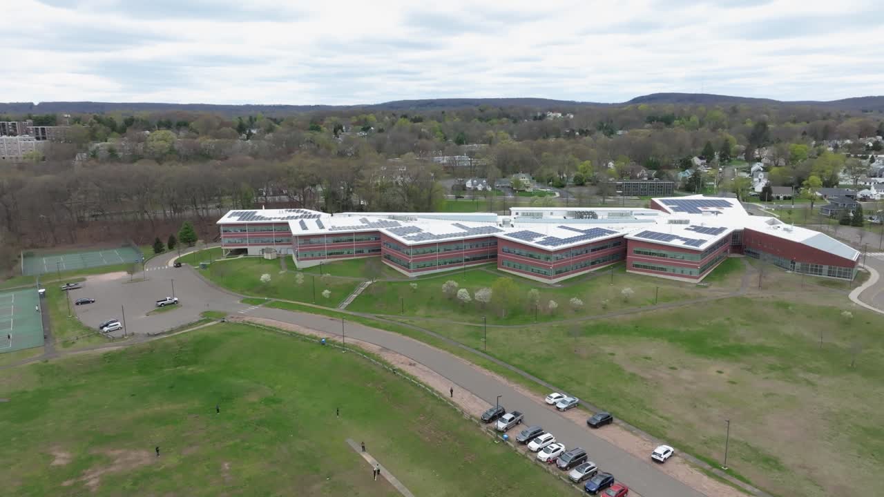 imágenes de drones de una escuela secundaria ubicada en hamden, connecticut