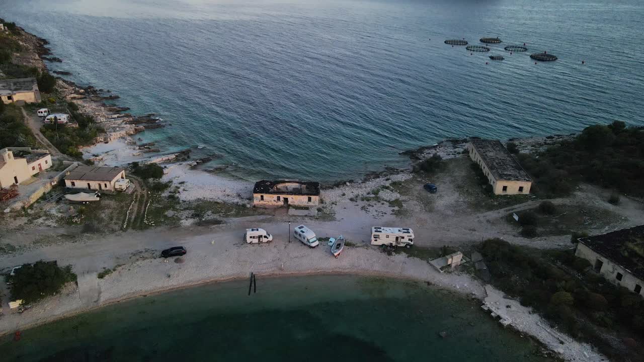 сверху вниз вид на пляж порто-палермо возле острова вдоль знаменитой албанской ривьеры в европе