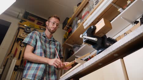 Proceso-De-Construcción-De-Madera-Usando-Una-Llave-En-El-Taller-Casero