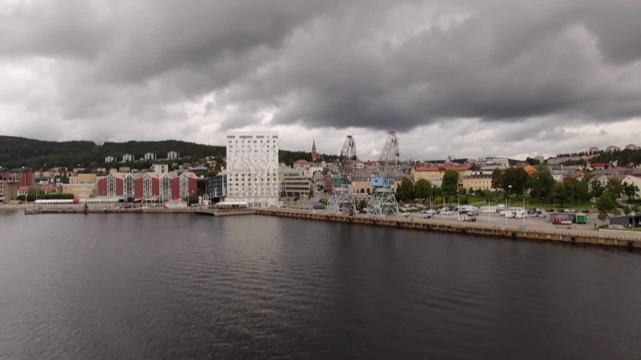 örnsköldsvik의 바다에서 도시 방향으로 공중 비행