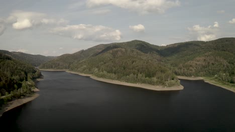 Toma-Escénica-De-Drones-De-Un-Hermoso-Lago-Al-Atardecer-En-El-Parque-Nacional-De-Harz,-Alemania,-Europa