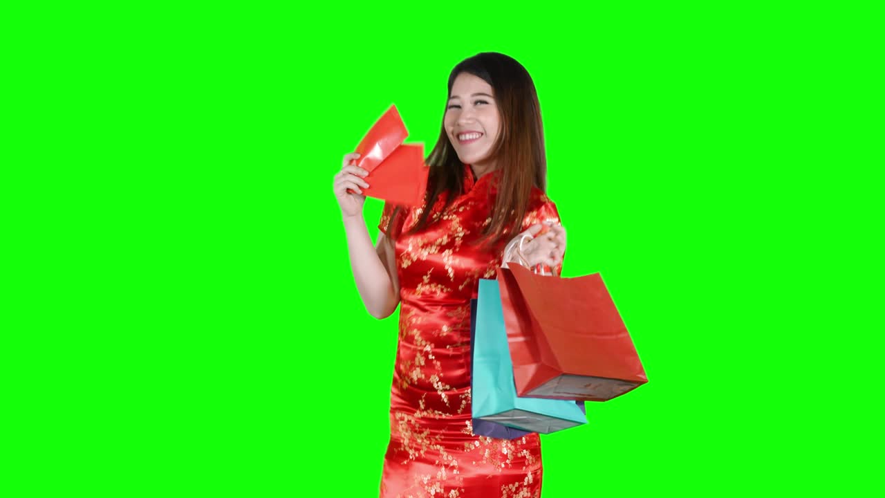 쇼핑 가방과 빨간 봉투를 가진 여자