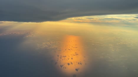 Blick-Auf-Den-Sonnenuntergang-In-Der-Goldenen-Minute,-Aufgenommen-Von-Oben