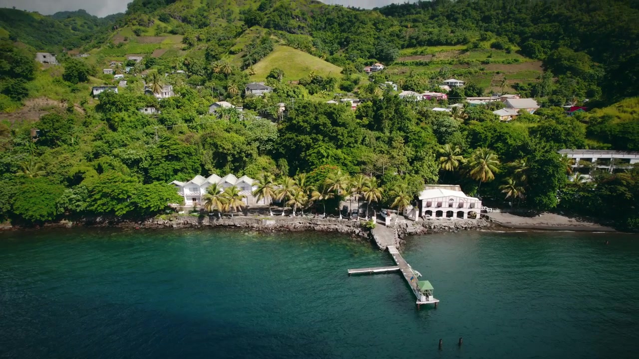 Una fluida carrellata all'indietro dal vero set cinematografico di Pirati dei Caraibi situato a St. Vincent!