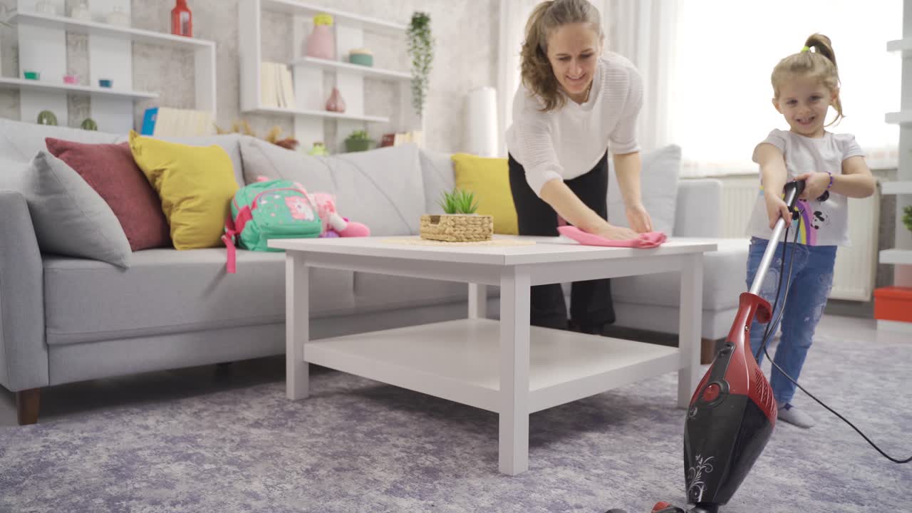 엄마와 어린 소녀는 집을 청소합니다.