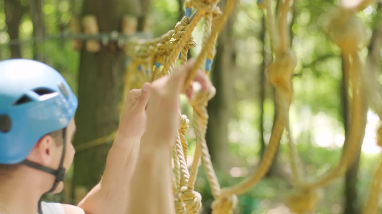 aventura de escalada de alambre alto parque - la gente en el curso en casco de montaña y equipo de seguridad