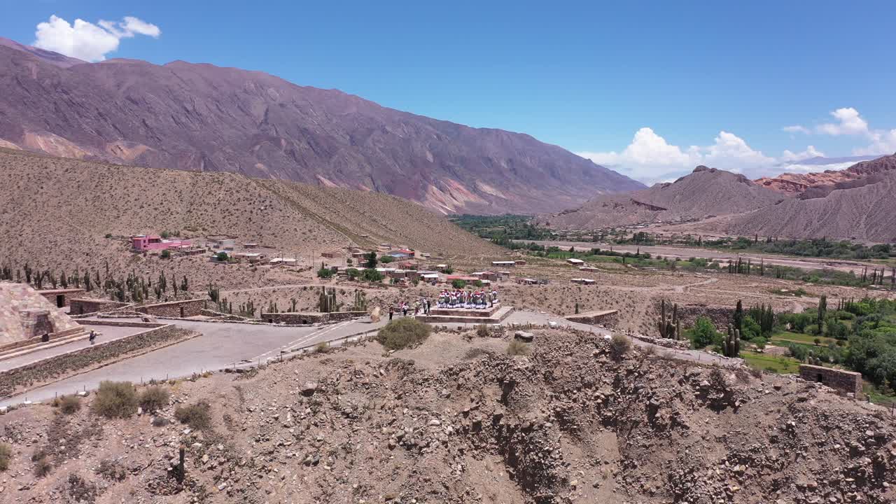 grupo de mujeres bailando una danza folclórica tradicional en la cima de una pirámide del templo en un pueblo inca en américa del sur
