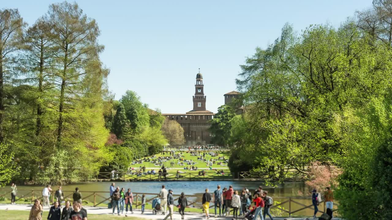 밀라노의 푸른 나무와 강이 있는 치온