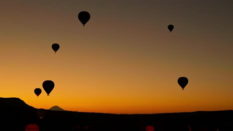 Erstaunliche-Sonnenaufgangshimmelsilhouetten,-Heißluftballons,-Romantisches-Erlebnis