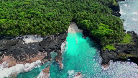 Luftaufnahme-Von-Einem-Boot-Im-Türkisfarbenen-Meer-Am-Strand-Von-Bateria-In-Ilheu-Das-Rolas,-Sao-Tome,-Afrika