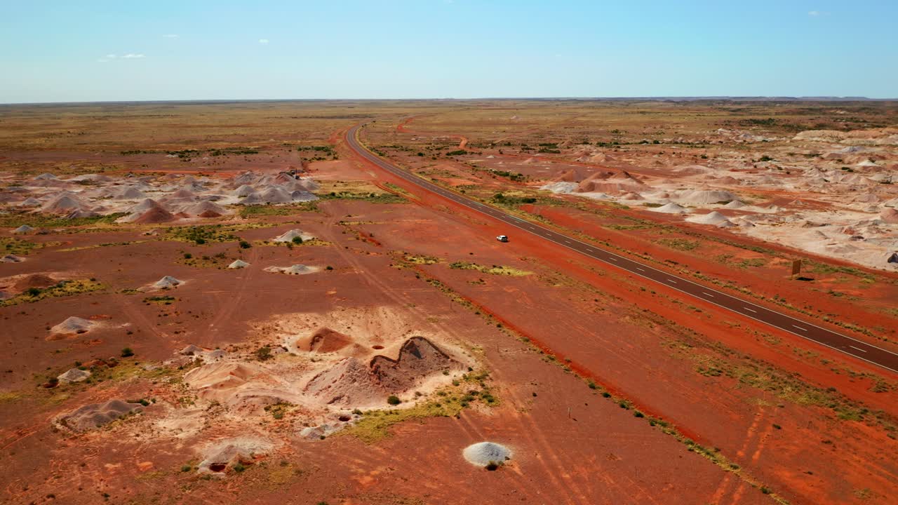 호주 스튜어트 고속도로 근처 광야에 있는 하얀 모래 마운드의 공중 전망