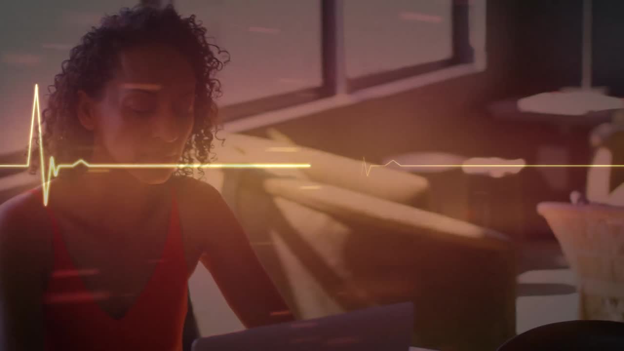 노트북을 사용하는 여성 위의 생명선의 애니메이션