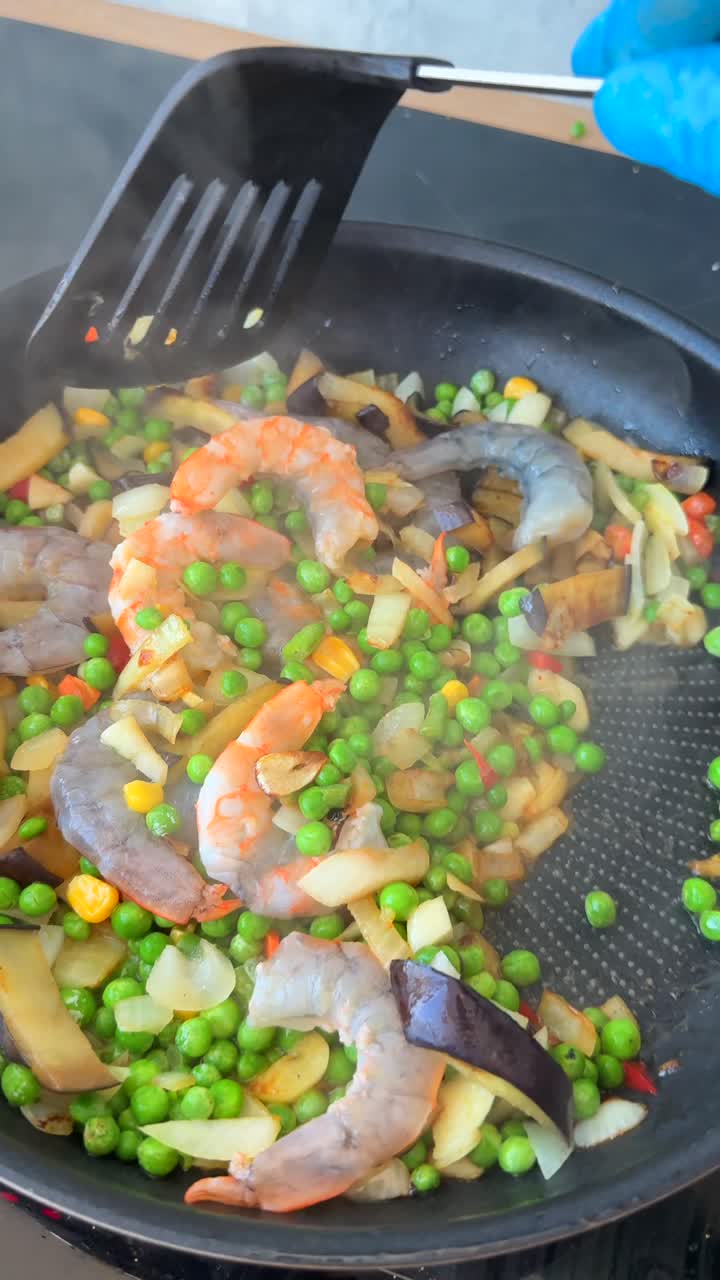 Tilberedning af rejer og grøntsags-wok på en pande