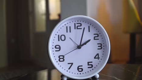 reloj despertador blanco en el escritorio