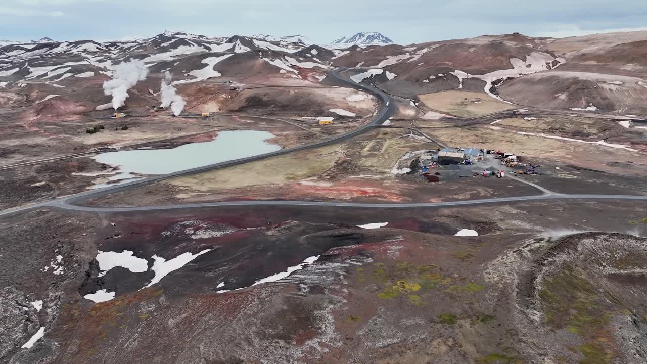 아이슬란드의 레이크야흐리드 (reikjahlid) 에 있는 미바트 (myvatn) 근처에 있는 신비한 화산은 검은색과 회색의 산맥 풍경의 웅장한 아름다움을 포착합니다.