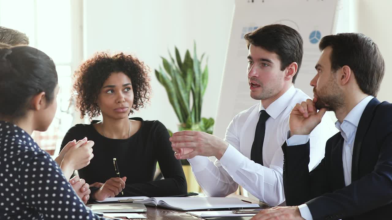 hombre de negocios confiado líder explicar estrategia corporativa hablar en la reunión del grupo