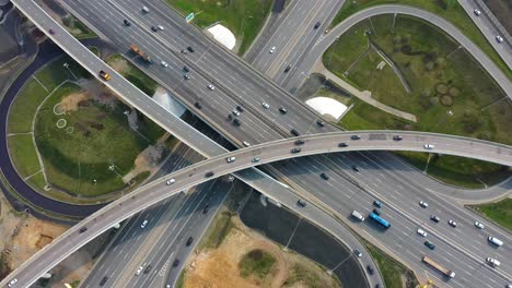 Vista-Aérea-De-Una-Intersección-De-Autopistas-Con-Senderos-De-Tráfico-En-Moscú.