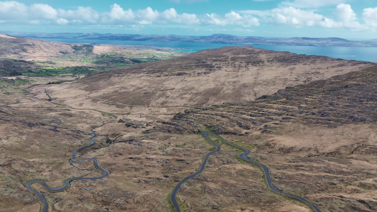 Panorama con drone dal Passo Healy, West Cork e Baia di Bantry, Irlanda Selvaggia.