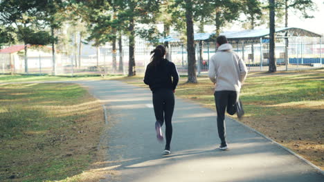 una pareja corriendo en el parque.