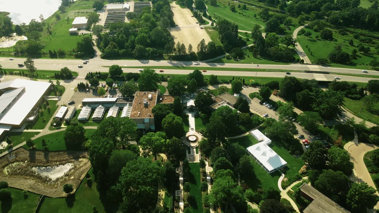 태양 광선이 정원을 비추는 아침 시간에 가을 도시 공원의 파노라마 샷