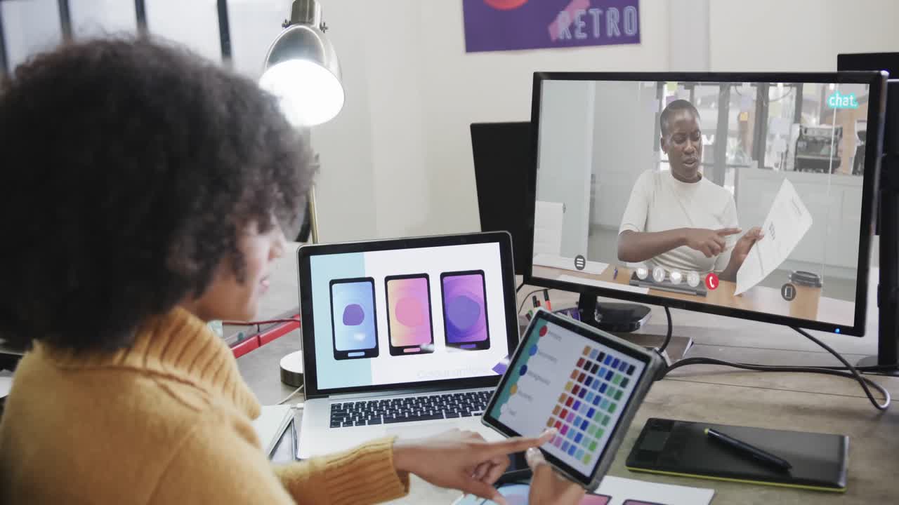 mujer de negocios afroamericana en videollamada con su colega afroamericana en la pantalla