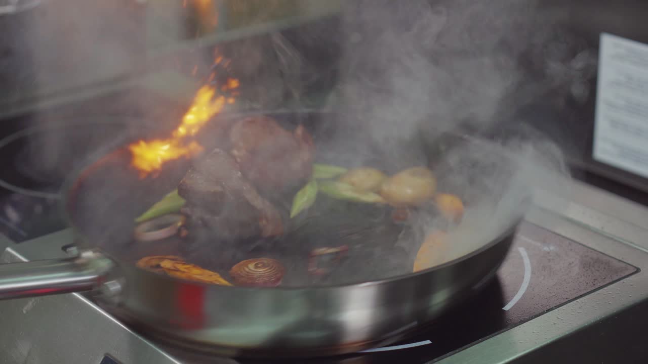 demostración de cocina: sartén en llamas