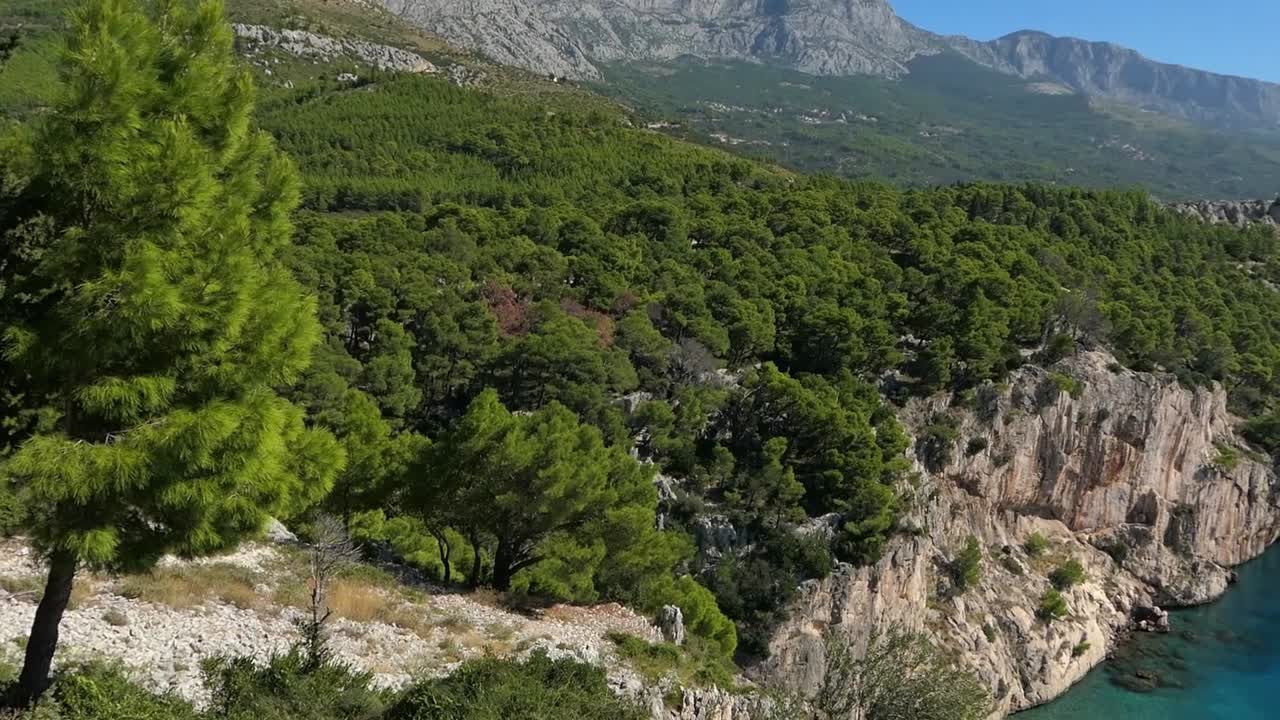 Mozzafiato spiaggia paradisiaca nascosta vicino a montagne verdi e lussureggianti, cinematografica, mediterranea.