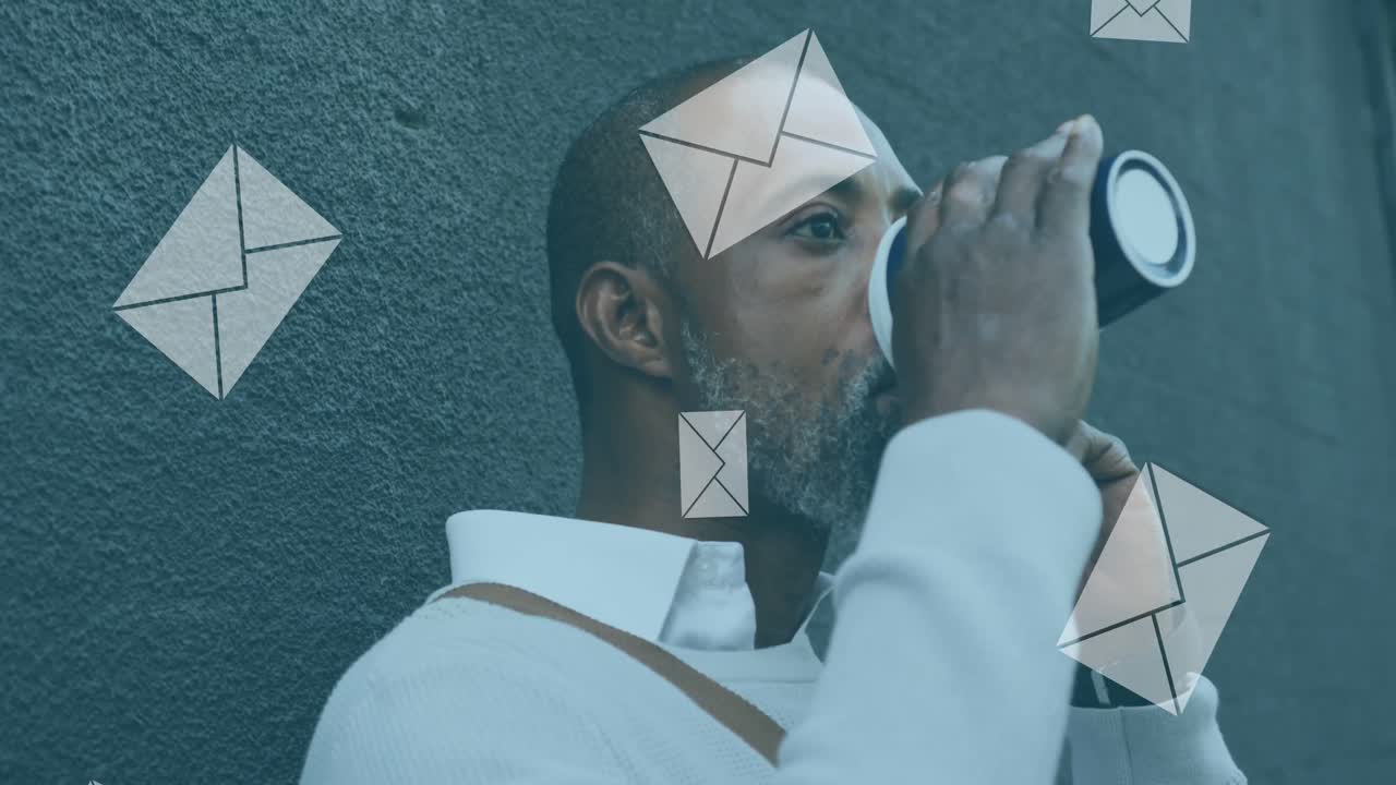 animación de iconos de sobres de correo digital sobre un hombre tomando café y usando un teléfono inteligente
