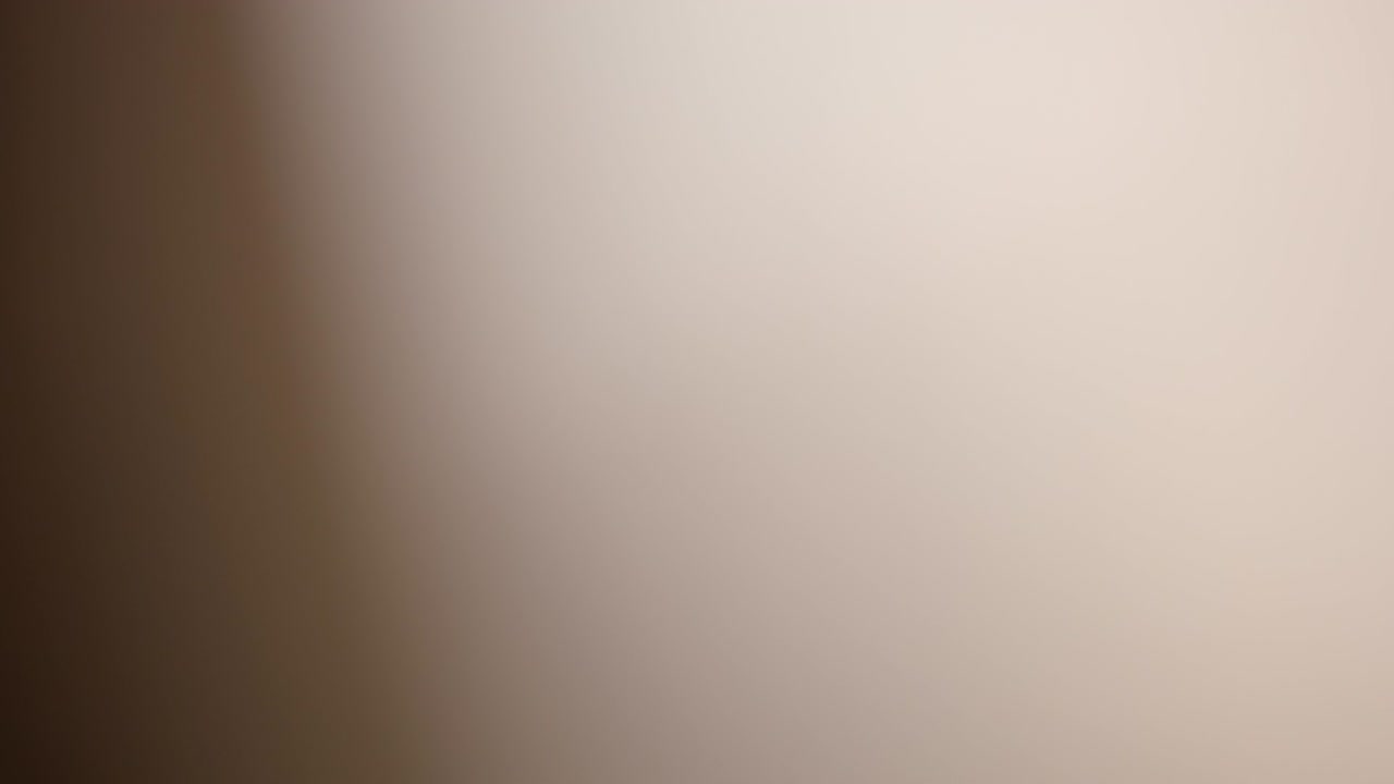 fugas de luz abstractas en un fondo negro.