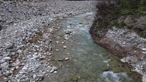 Schnelle-Luftaufnahme-über-Einem-Fluss-In-Einer-Schlucht-In-Der-Nähe-Des-Plastira-Sees-In-Griechenland-|-4k